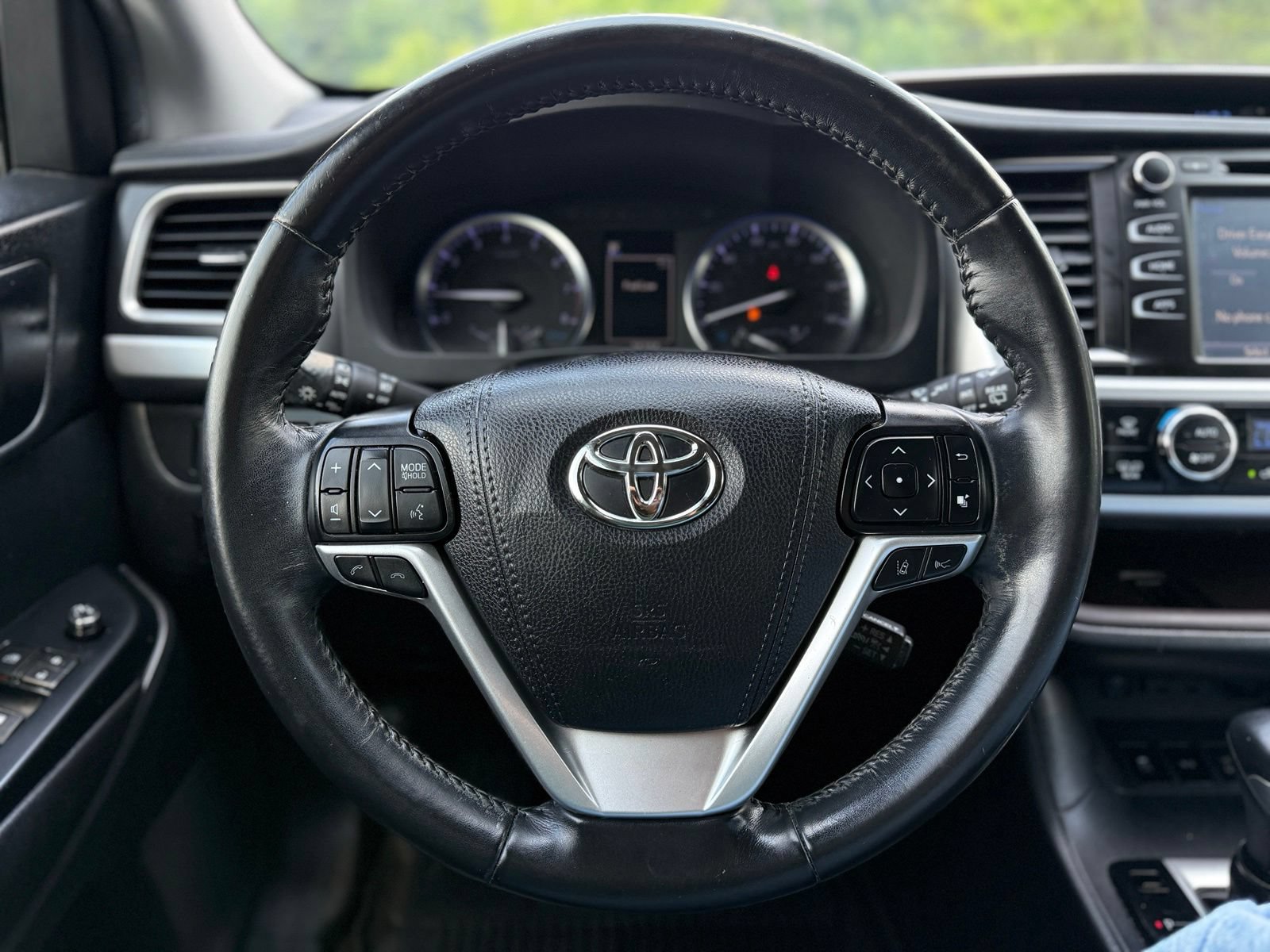 Used 2019 Toyota Highlander XLE AWD/4WD image 25