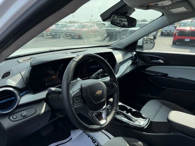Used 2025 Chevrolet Trax LT w/ LT Convenience Package image 5