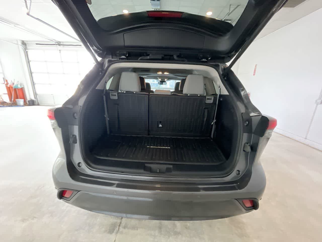 Used 2024 Toyota Highlander Limited AWD/4WD image 25