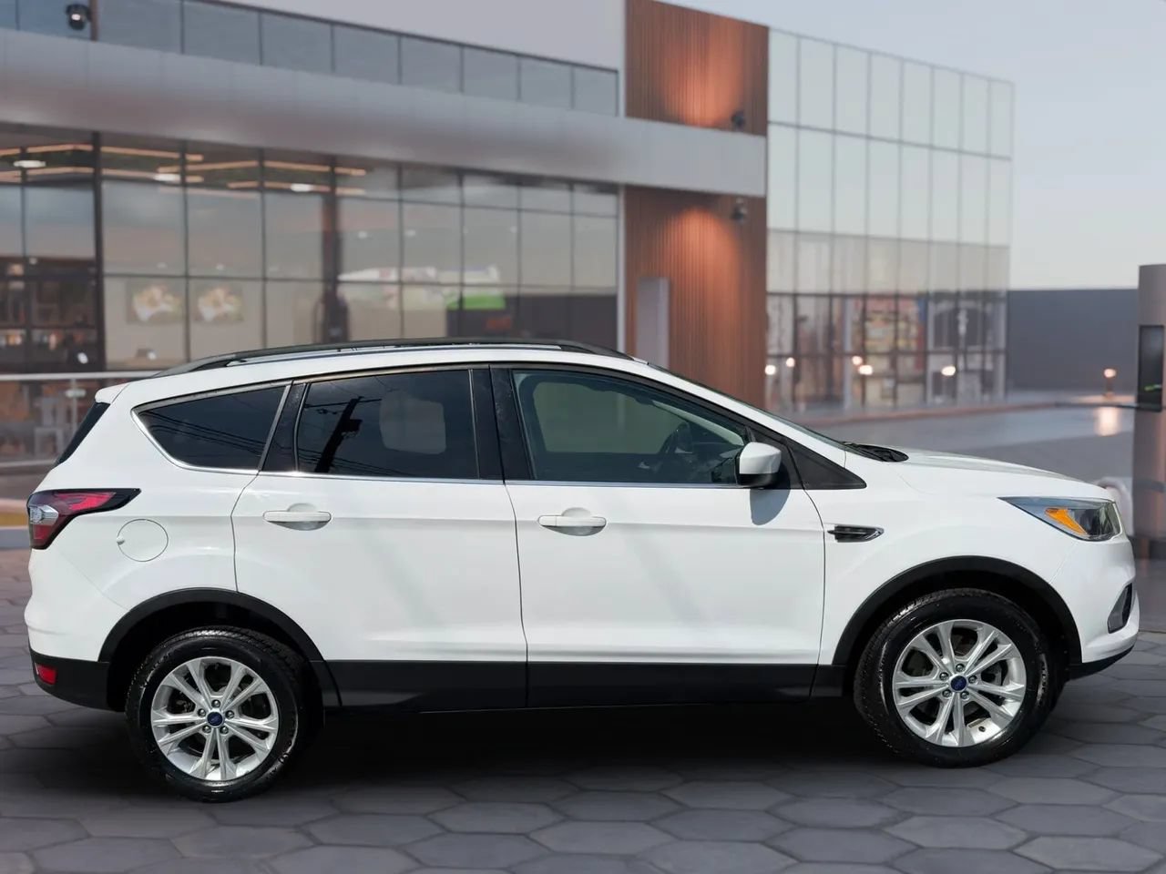 Used 2018 Ford Escape SE AWD/4WD image 4