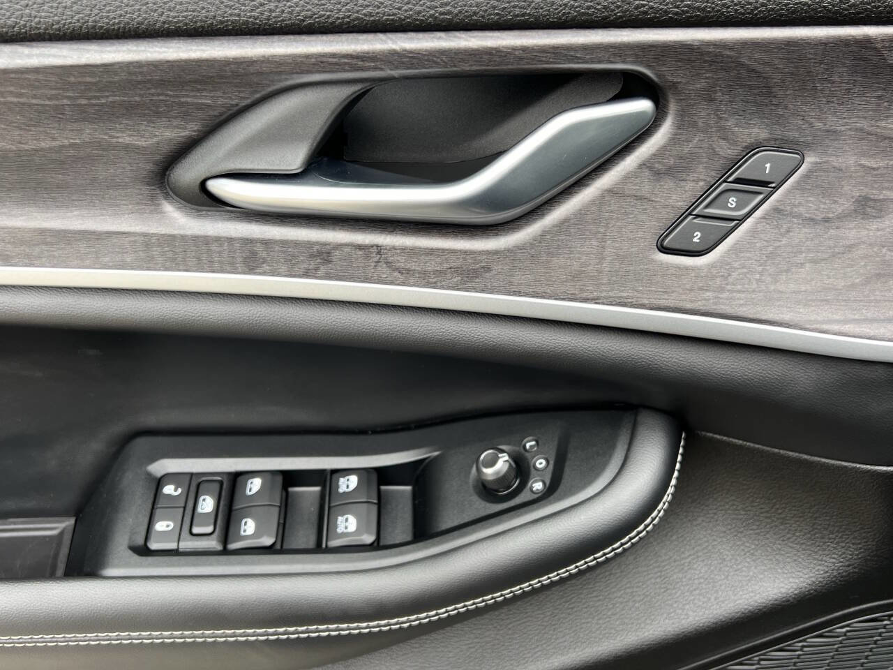 Used 2023 Jeep Grand Cherokee L Limited w/ Luxury Tech Group II image 17