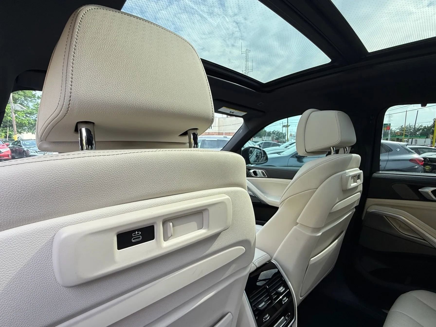 Used 2021 BMW X6 M50i w/ Executive Package image 19