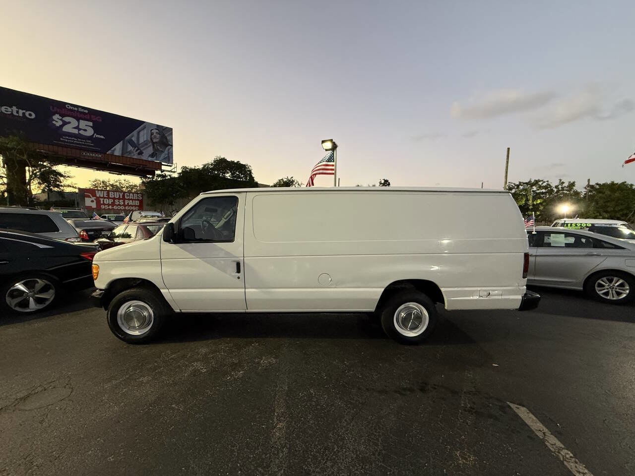 Used 2005 Ford E-250 and Econoline 250 Extended image 2