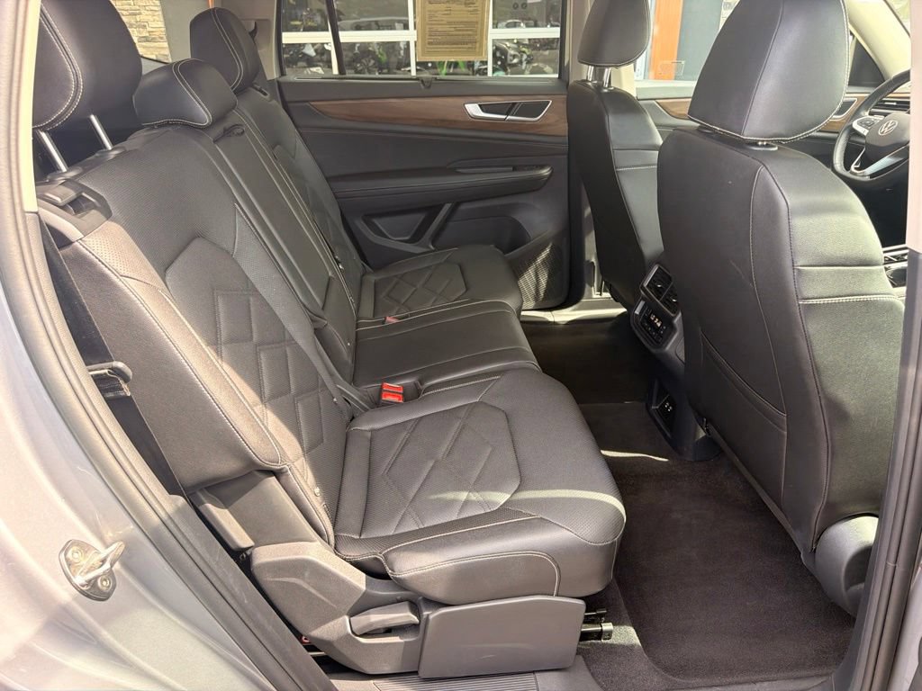 Used 2025 Volkswagen Atlas SE FWD image 17