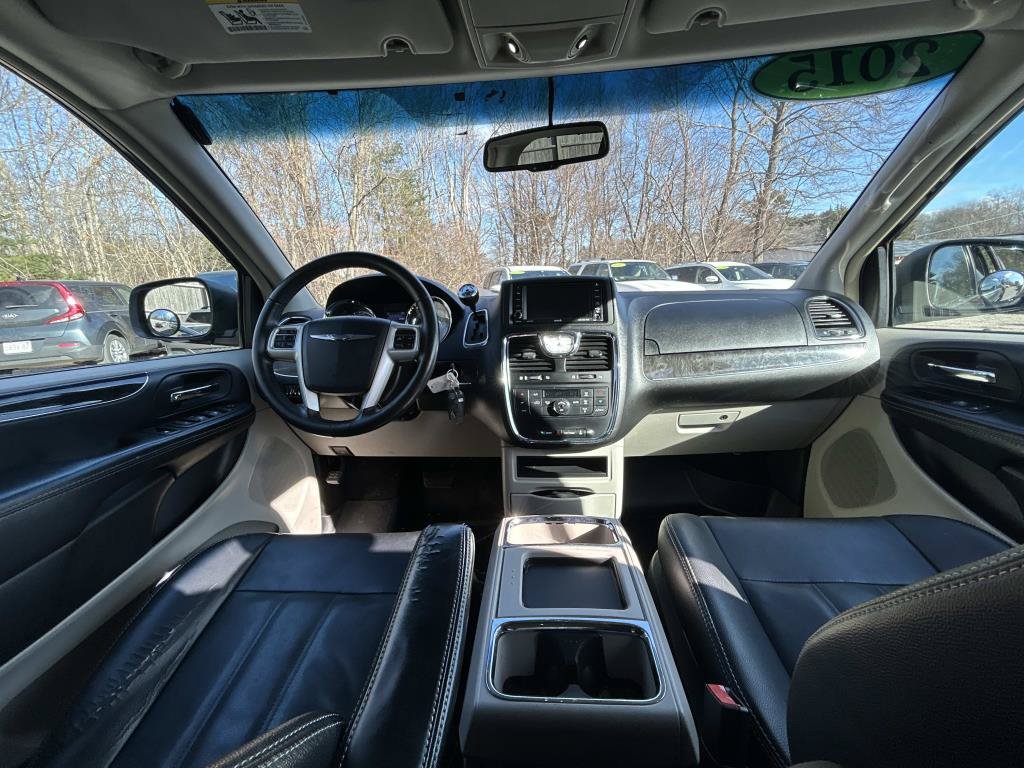 Used 2015 Chrysler Town & Country Touring FWD image 16