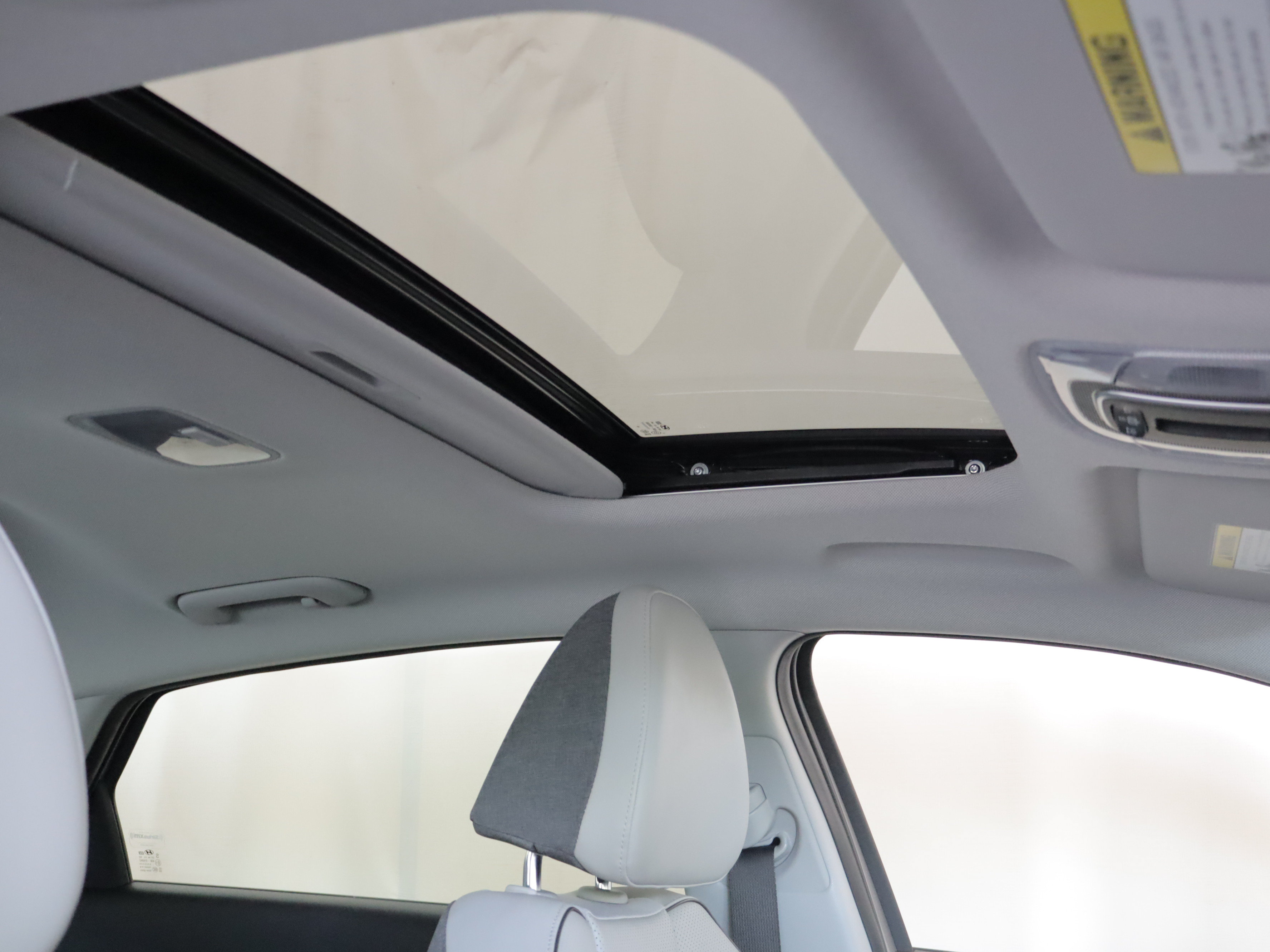 Used 2022 Hyundai Elantra Limited w/ Cargo Package FWD image 3