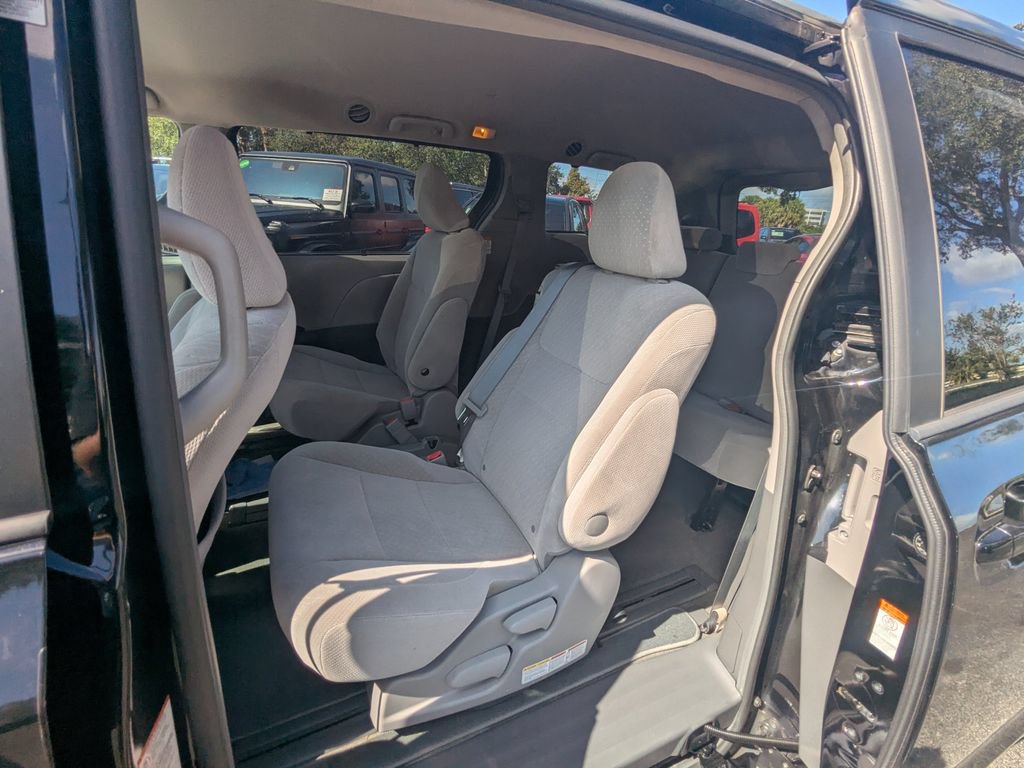 Used 2017 Toyota Sienna LE FWD image 23