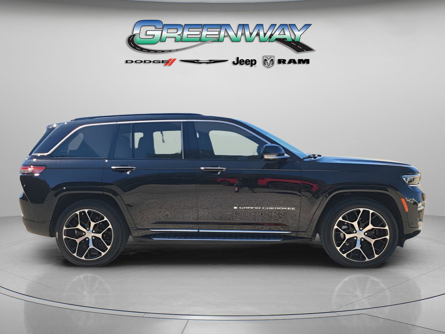 Used 2024 Jeep Grand Cherokee Summit image 4