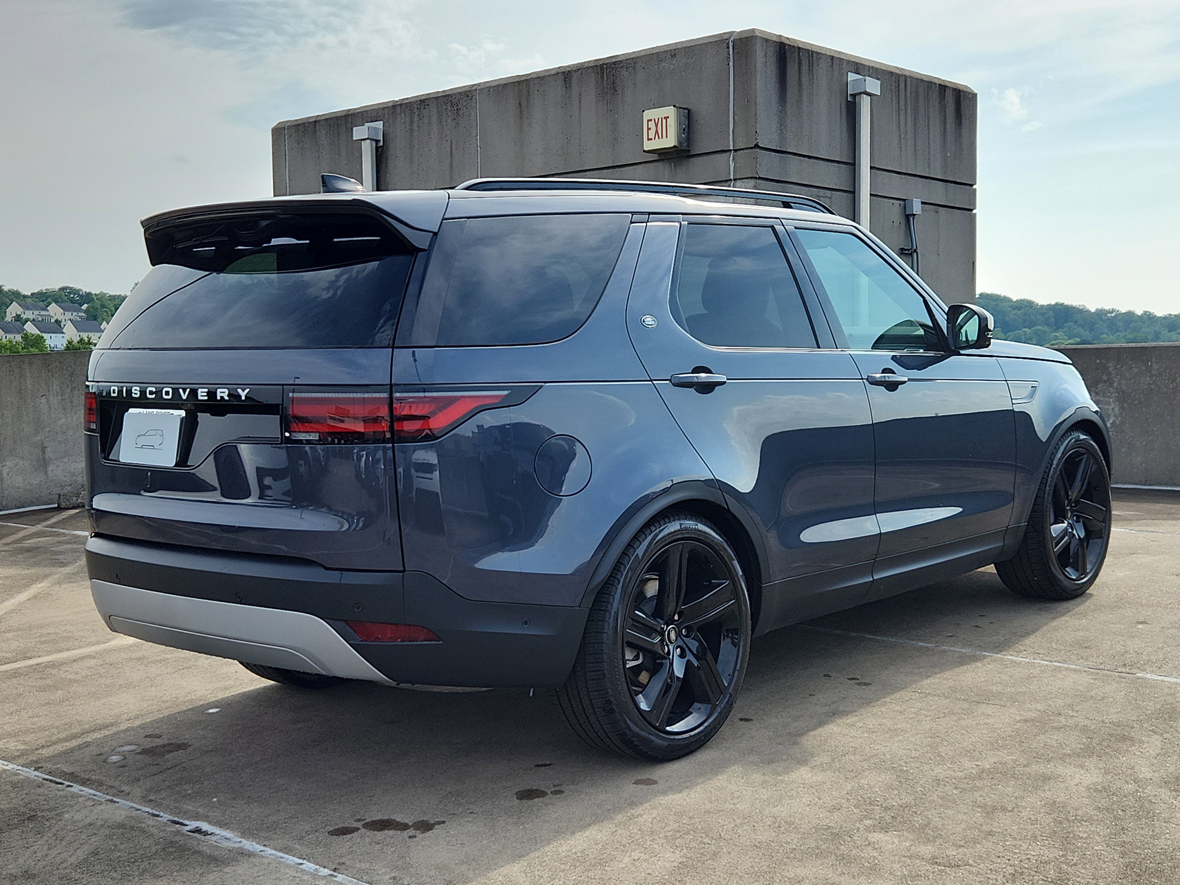 Certified 2025 Land Rover Discovery S image 2