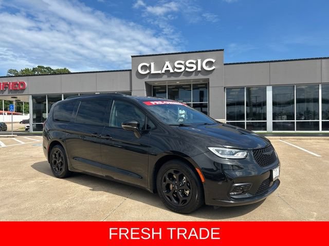Used 2024 Chrysler Pacifica Premium FWD image 1