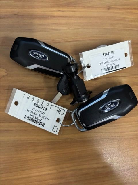 Used 2017 Ford Explorer Limited w/ Equipment Group 301A AWD/4WD image 3