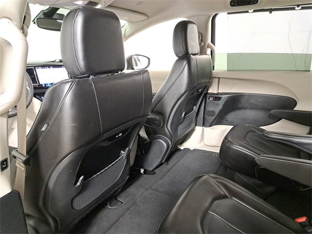 Used 2023 Chrysler Pacifica Touring-L image 11