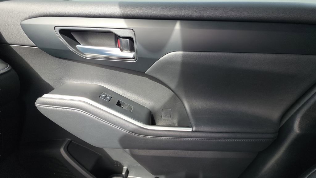 Used 2021 Toyota Highlander XLE image 16