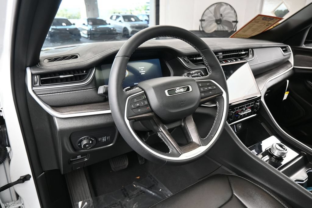 Used 2025 Jeep Grand Cherokee L Limited w/ Black Appearance Package AWD/4WD image 12
