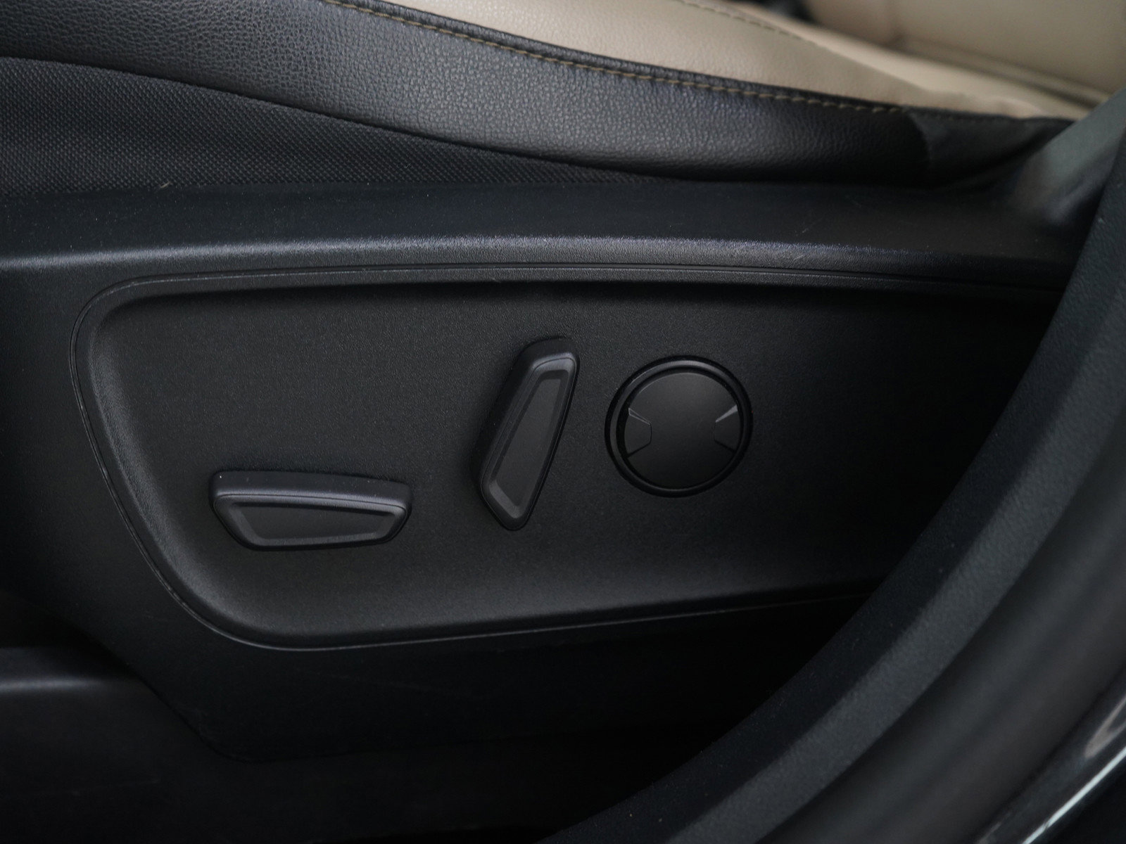 Used 2020 Ford Escape Titanium image 29