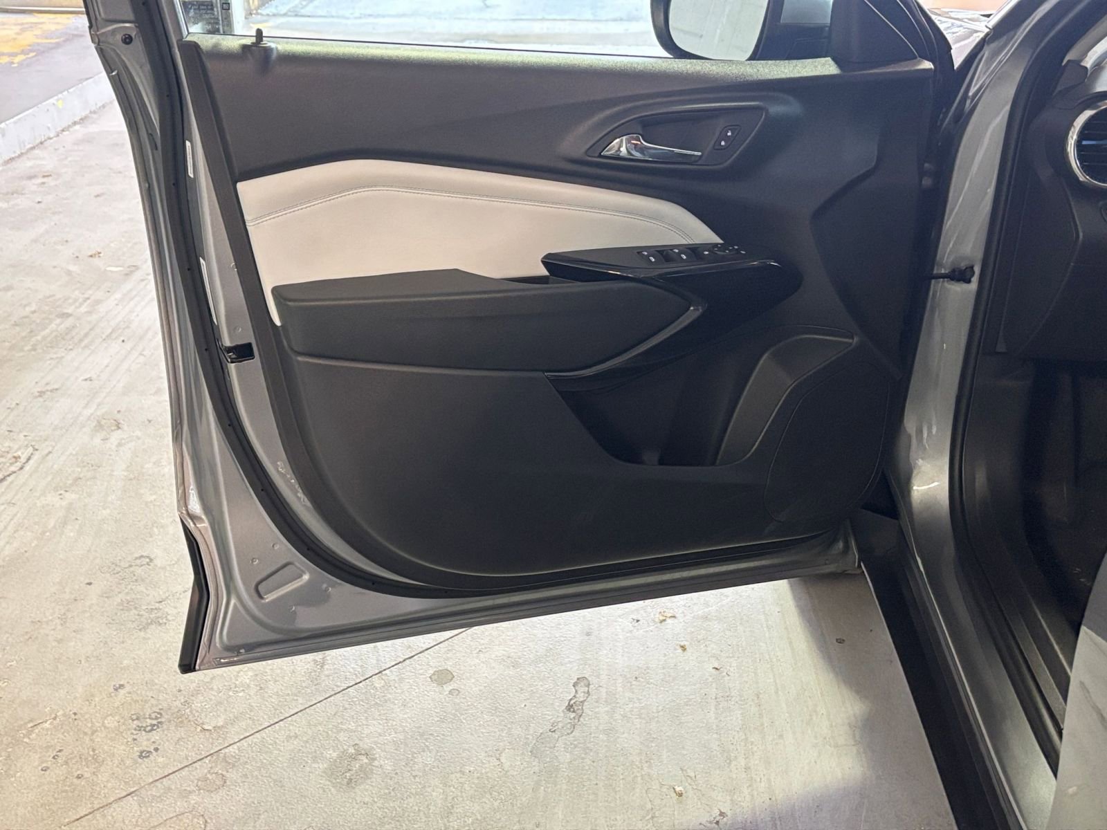Used 2025 Chevrolet Trax LT FWD image 18