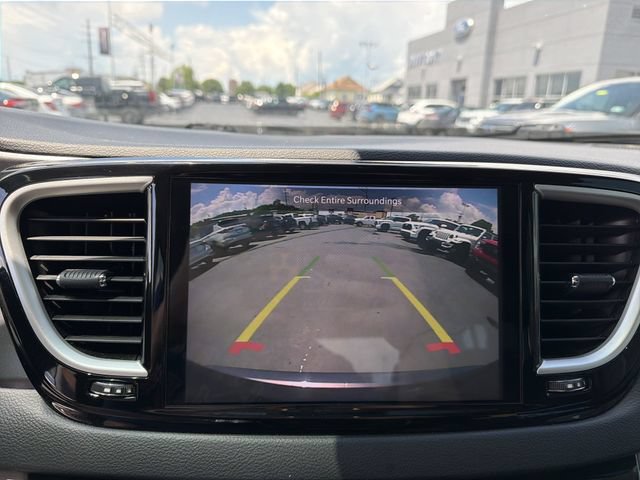 Used 2023 Chrysler Pacifica Touring-L FWD image 24