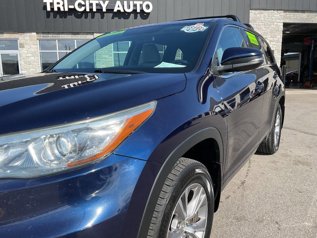 Used 2015 Toyota Highlander Plus AWD/4WD image 2