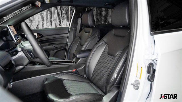 New 2026 Jeep Compass Latitude image 2