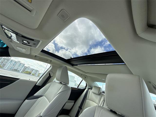 Certified 2024 Lexus ES 350 w/ Luxury Package image 22