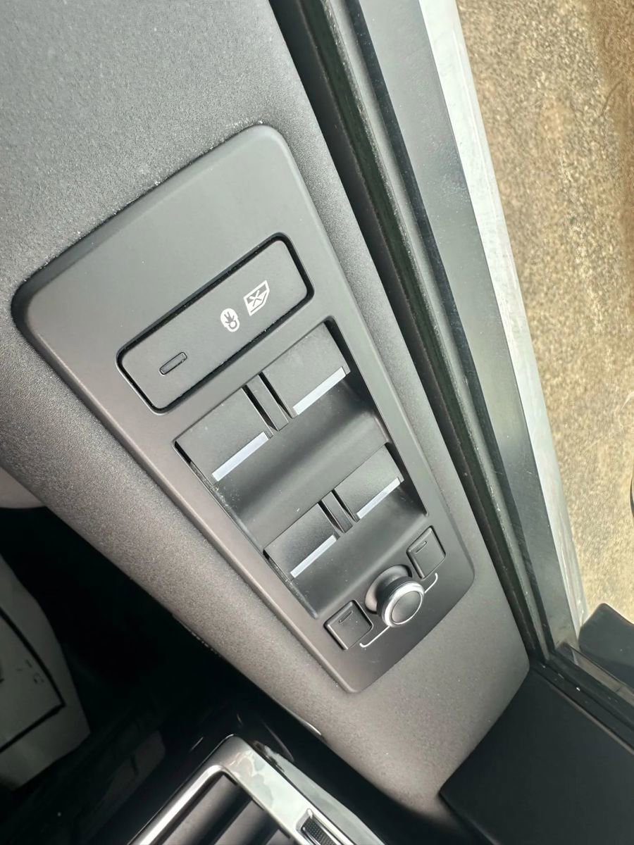 Used 2018 Land Rover Discovery HSE image 23