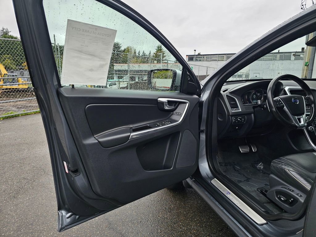 Used 2016 Volvo XC60 T6 R-Design Platinum w/ Climate Package image 18