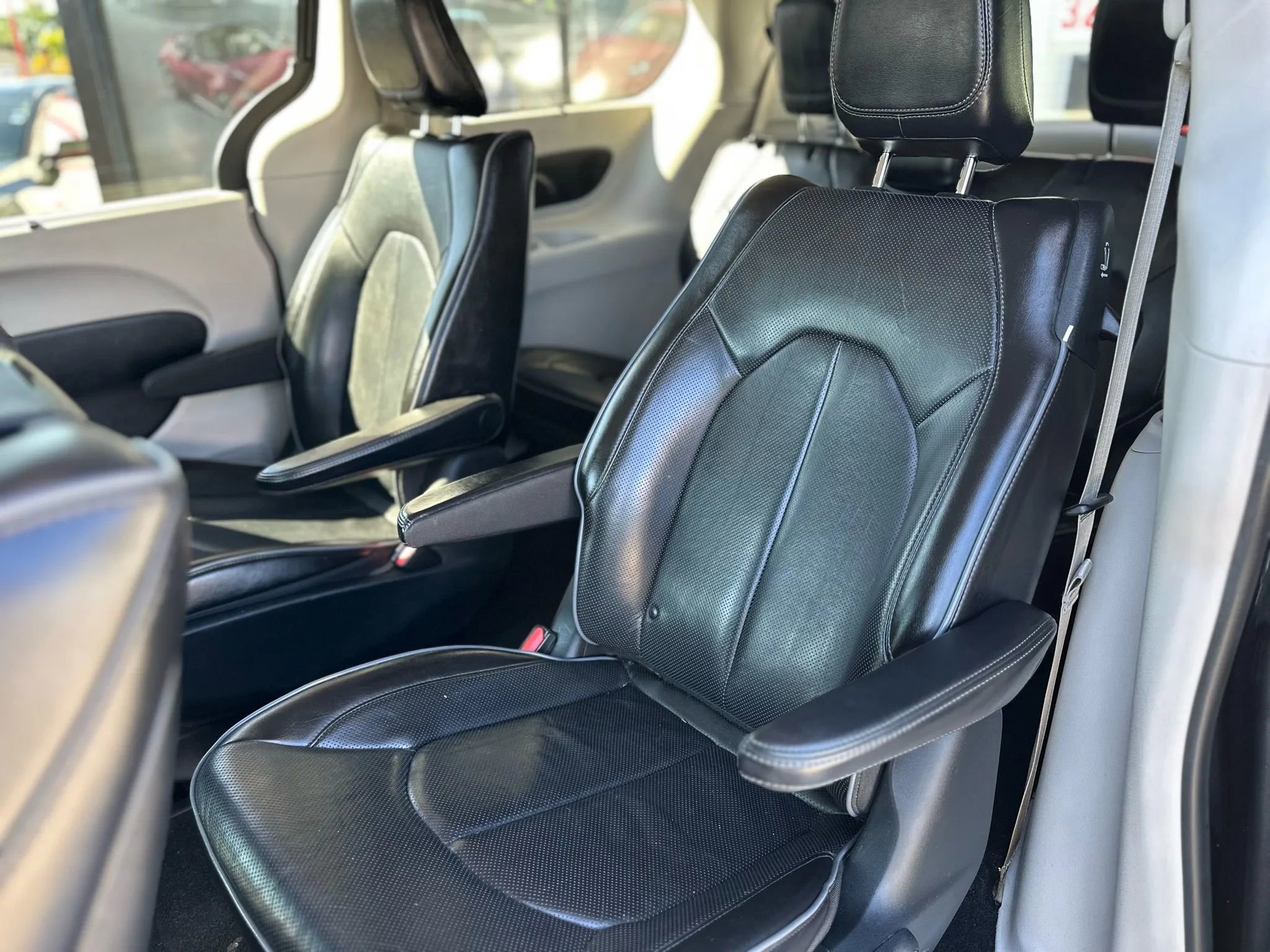 Used 2018 Chrysler Pacifica Limited w/ Advanced Safetytec Group image 13