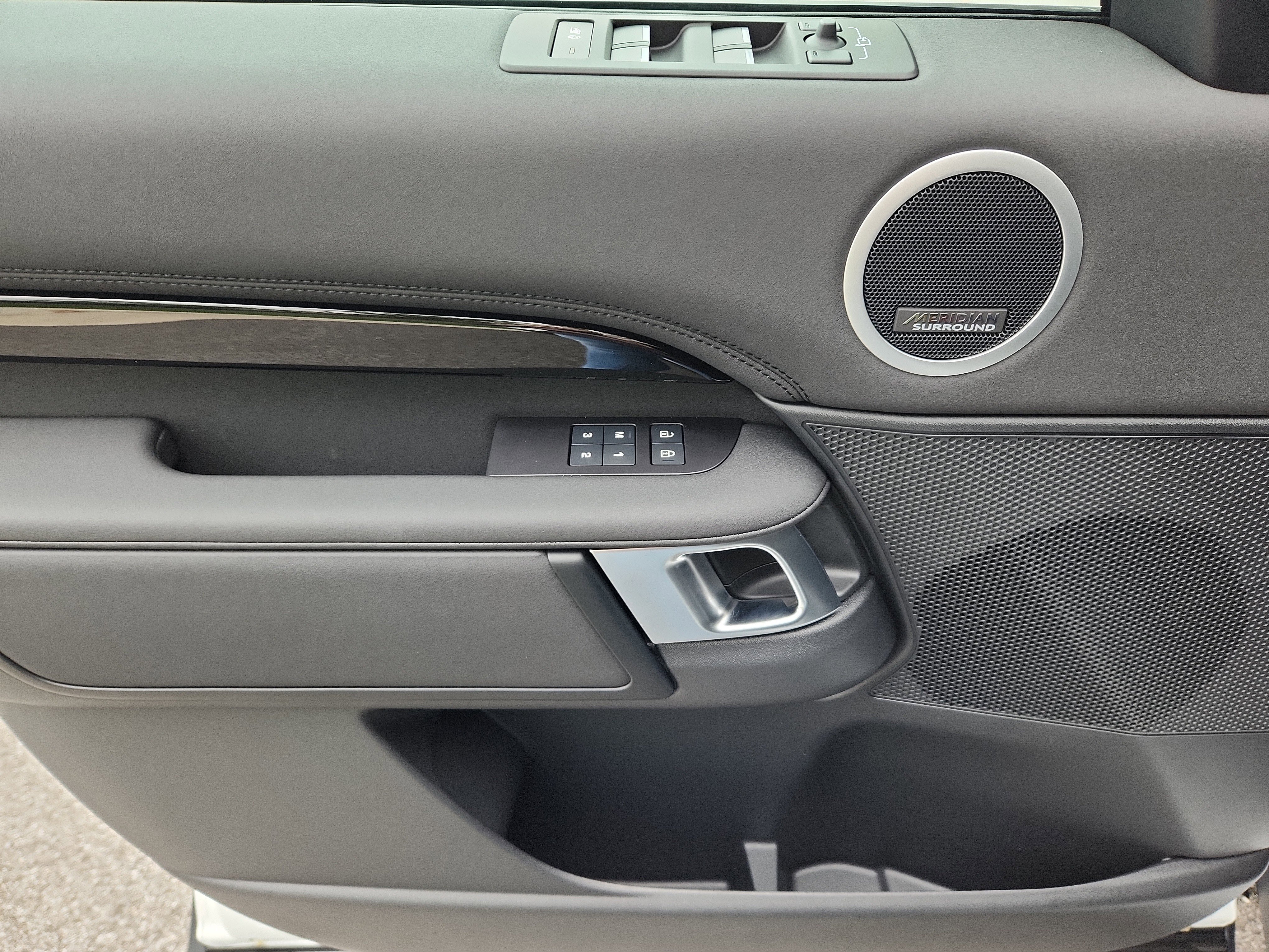 New 2025 Land Rover Discovery S image 24