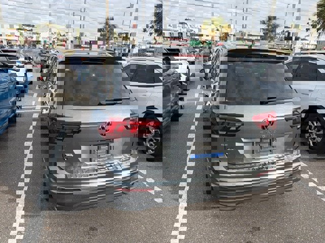 Certified 2023 Volkswagen Tiguan SE w/ Panoramic Sunroof Package image 9