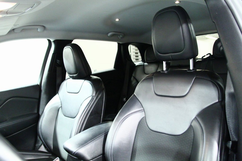 Used 2019 Jeep Cherokee Latitude Plus w/ Cold Weather Group image 18