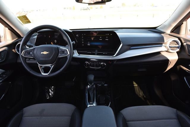 Used 2025 Chevrolet Trax LT w/ LT Convenience Package image 7