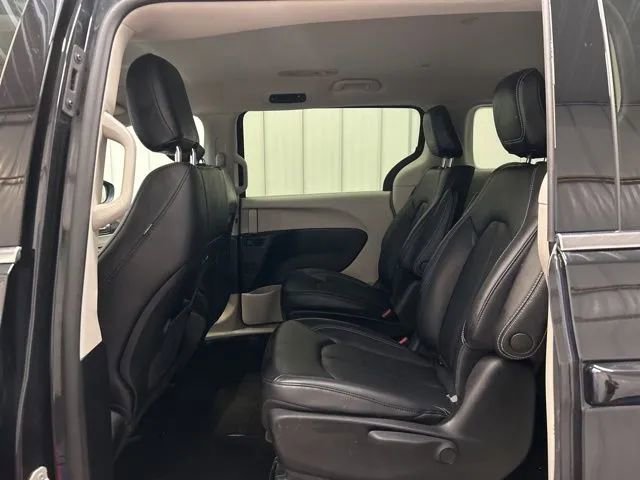 Used 2023 Chrysler Pacifica Touring-L image 11