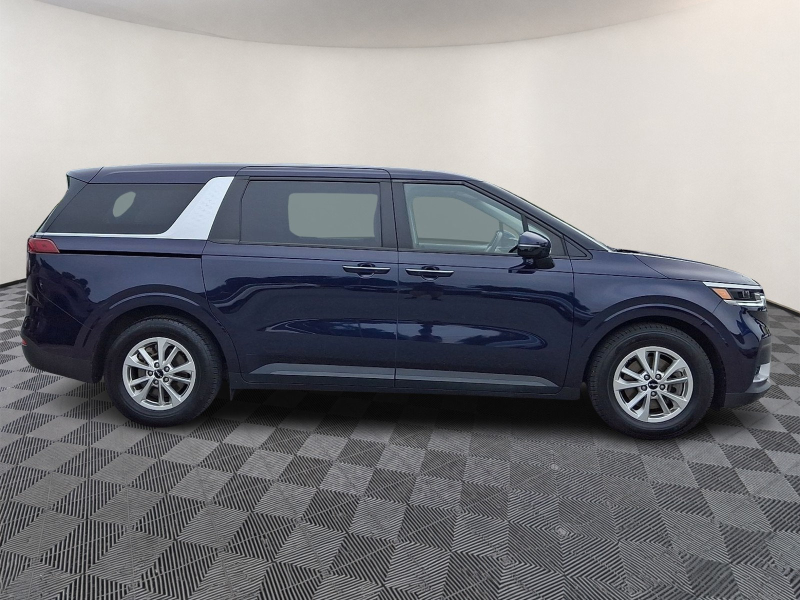 Used 2023 Kia Carnival LX FWD image 7