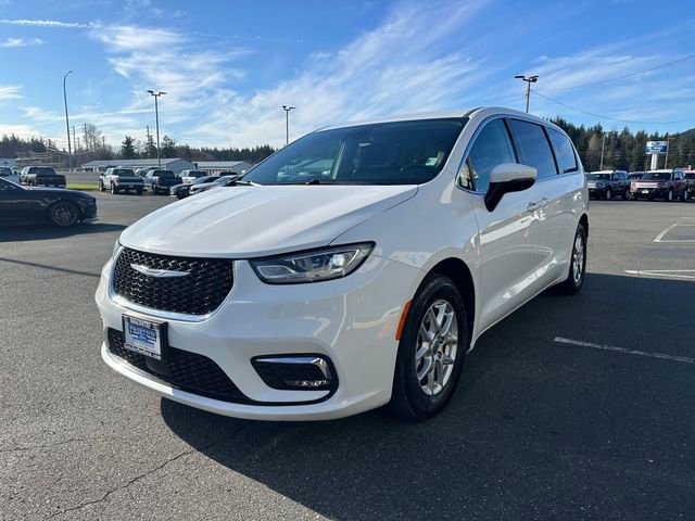 Used 2023 Chrysler Pacifica Touring-L image 6