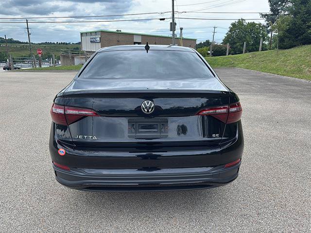 Used 2023 Volkswagen Jetta SE w/ Panoramic Sunroof Package FWD image 3