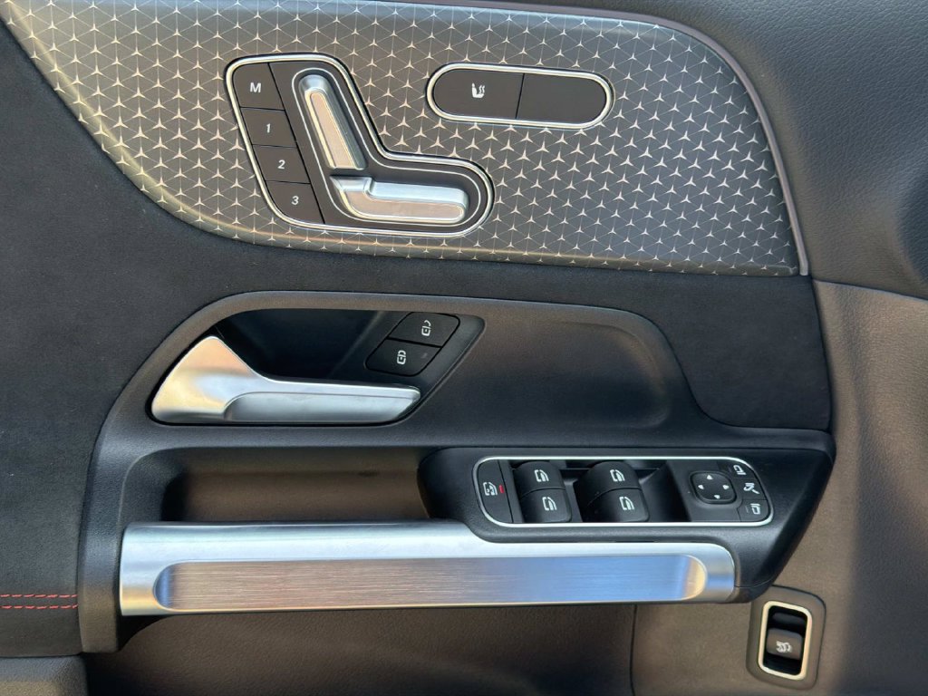 Used 2025 Mercedes-Benz GLB 250 image 20