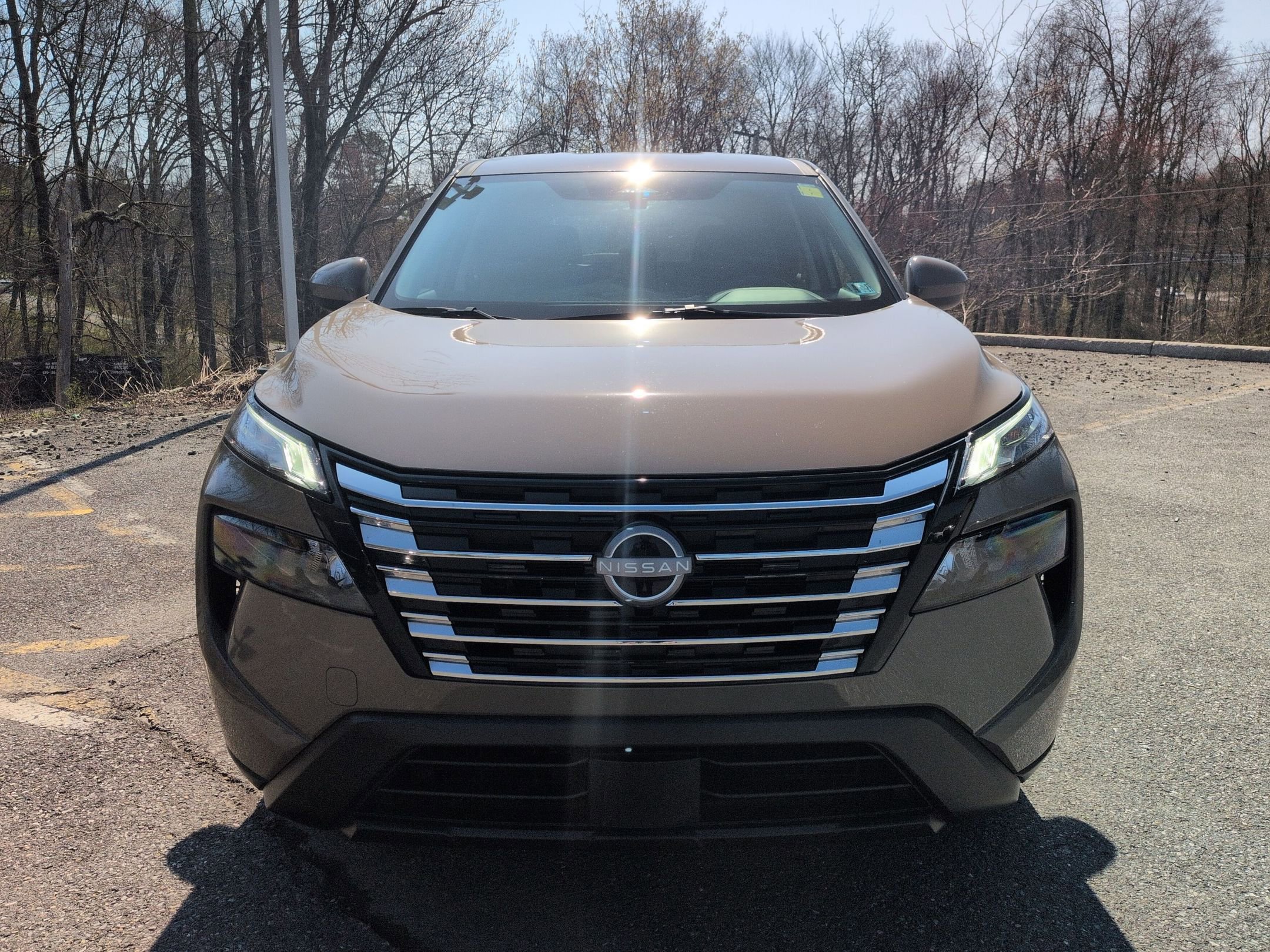 Used 2025 Nissan Rogue SV image 2