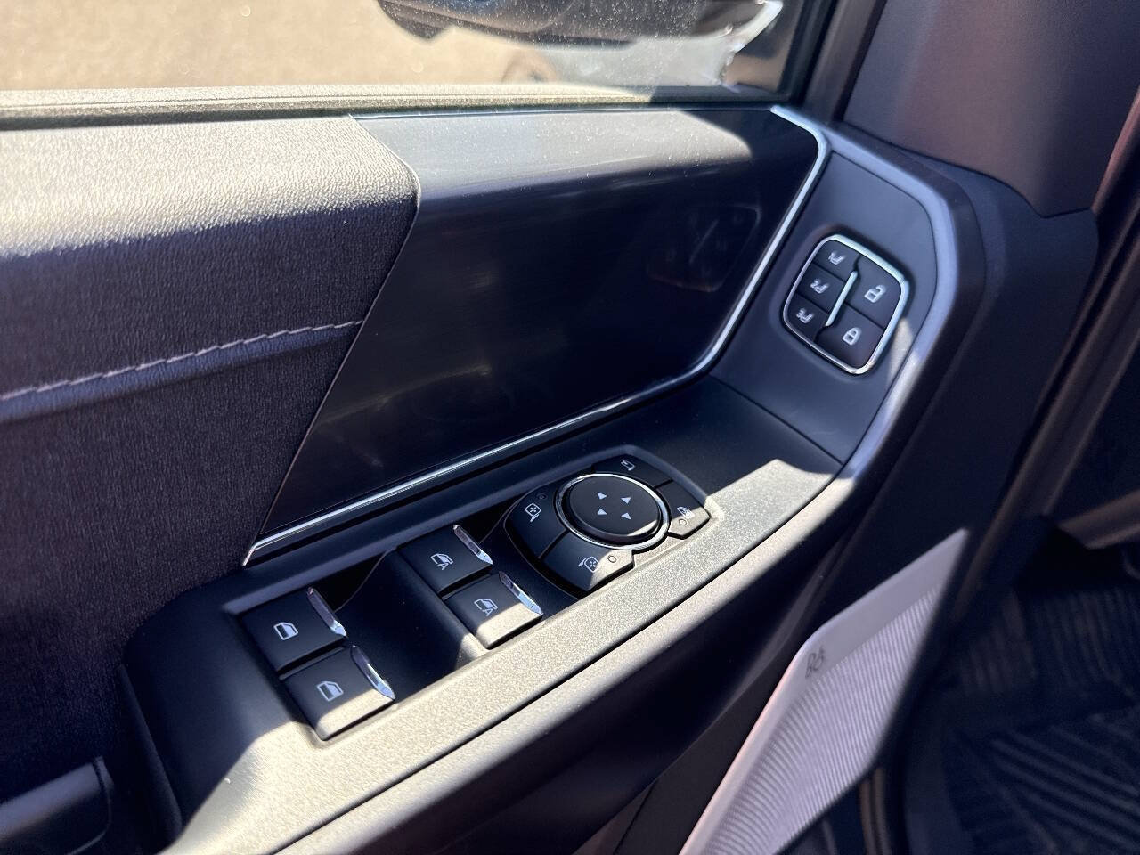 Used 2025 Ford F150 Lariat w/ Equipment Group 502A High AWD/4WD image 29