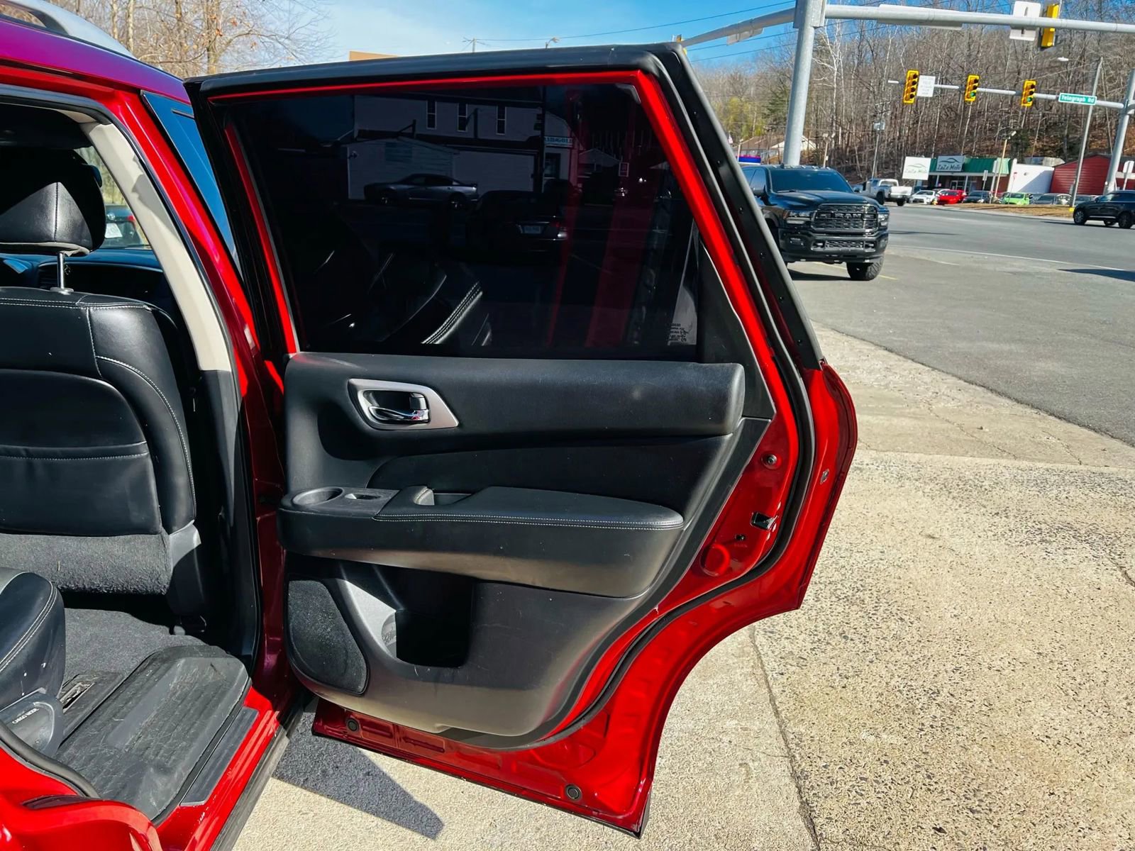 Used 2020 Nissan Pathfinder SL image 24