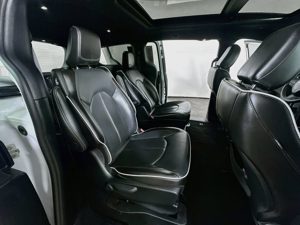 Used 2024 Chrysler Pacifica Premium FWD image 12