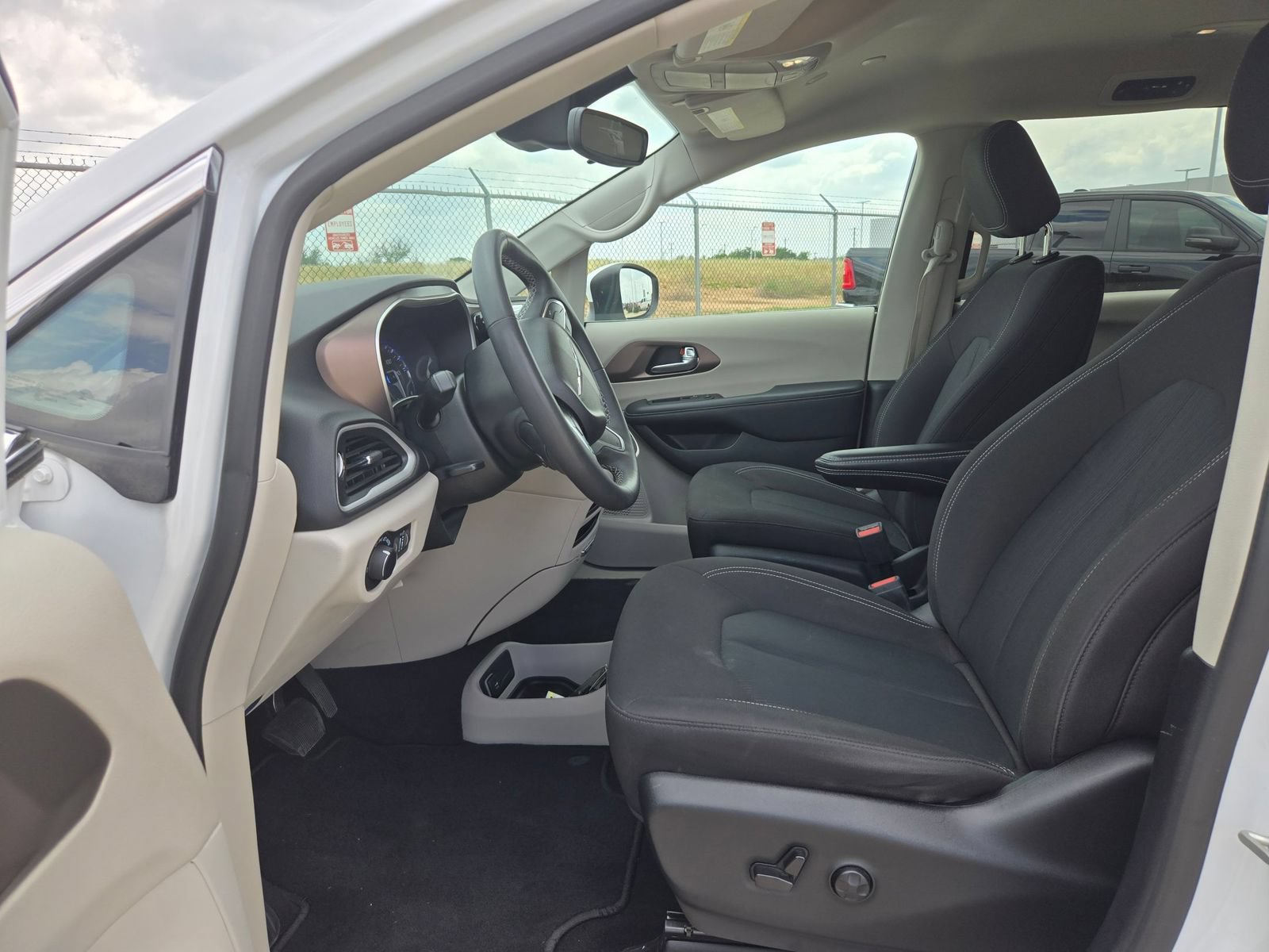 Certified 2023 Chrysler Voyager LX FWD image 9