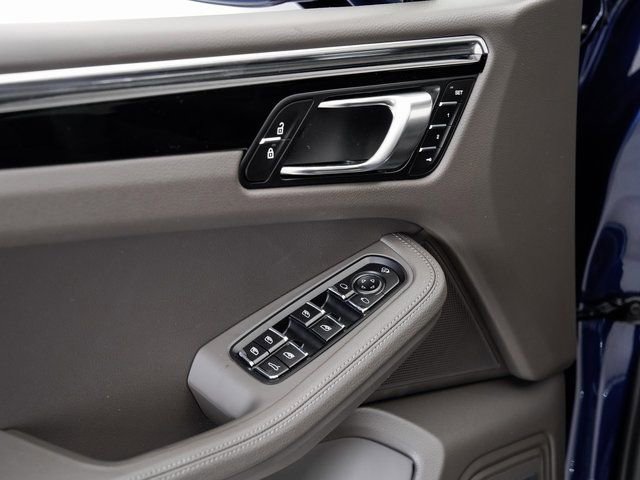 Certified 2025 Porsche Macan image 8