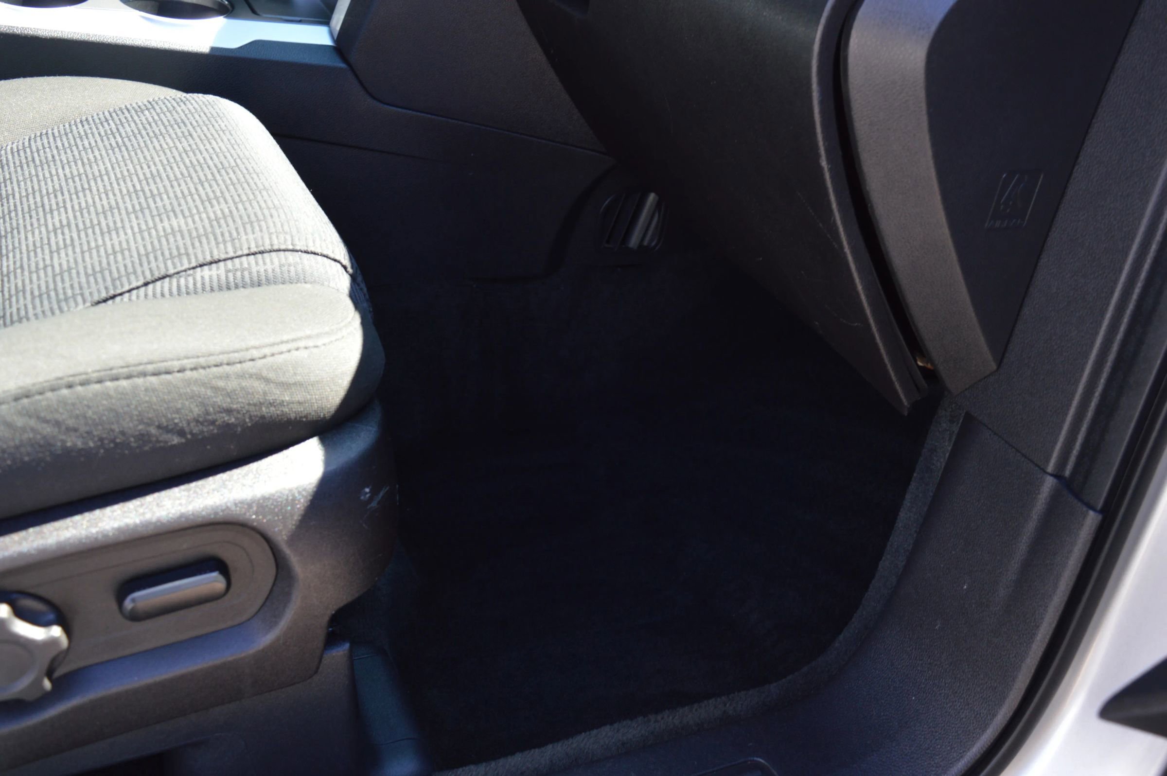 Used 2014 Ford Explorer XLT image 24