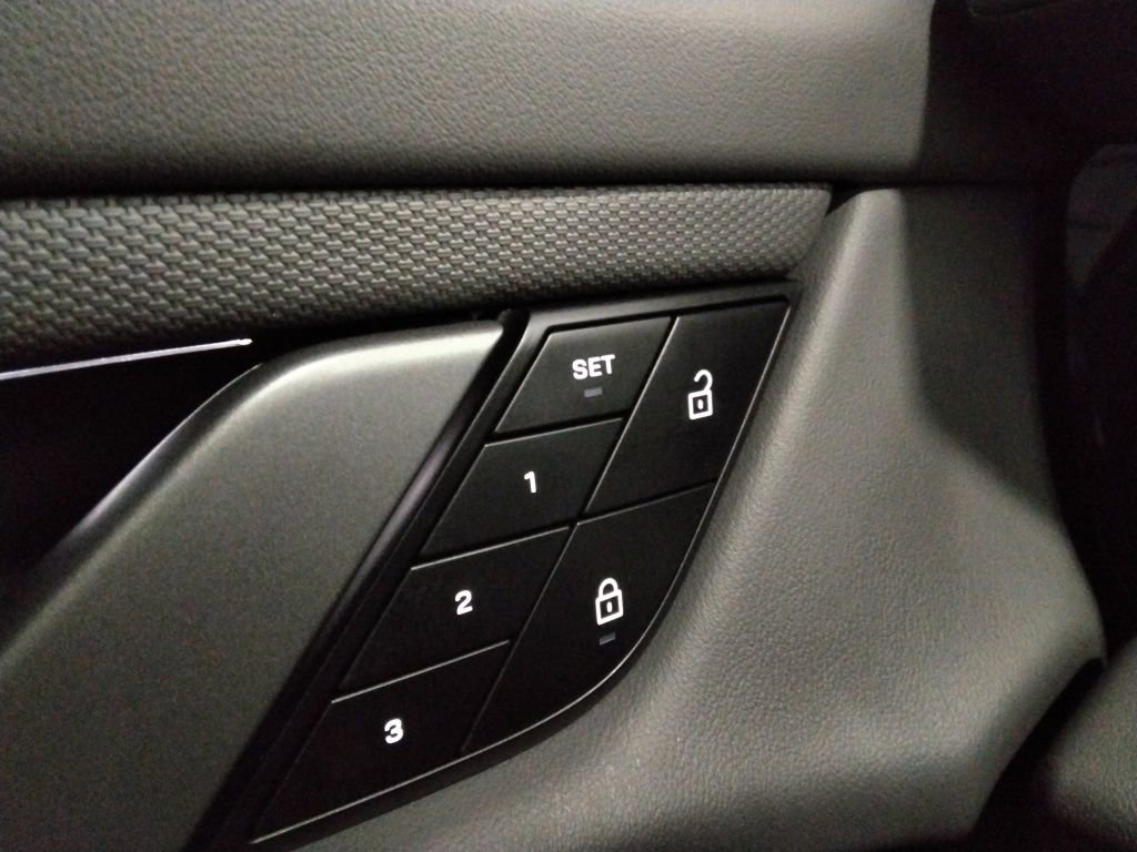 Used 2022 Porsche Taycan image 34