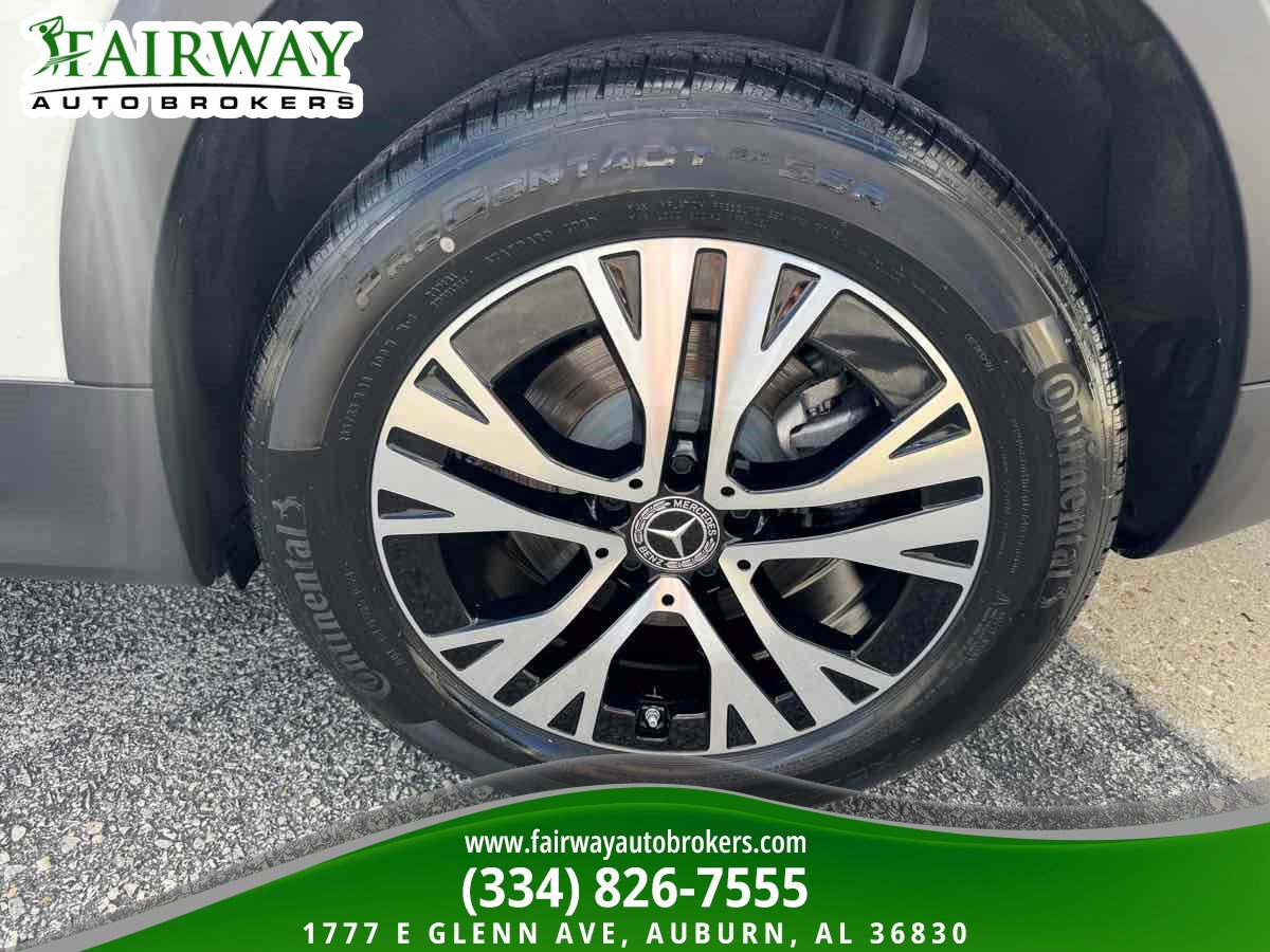 Used 2025 Mercedes-Benz GLB 250 w/ Exclusive Package image 32