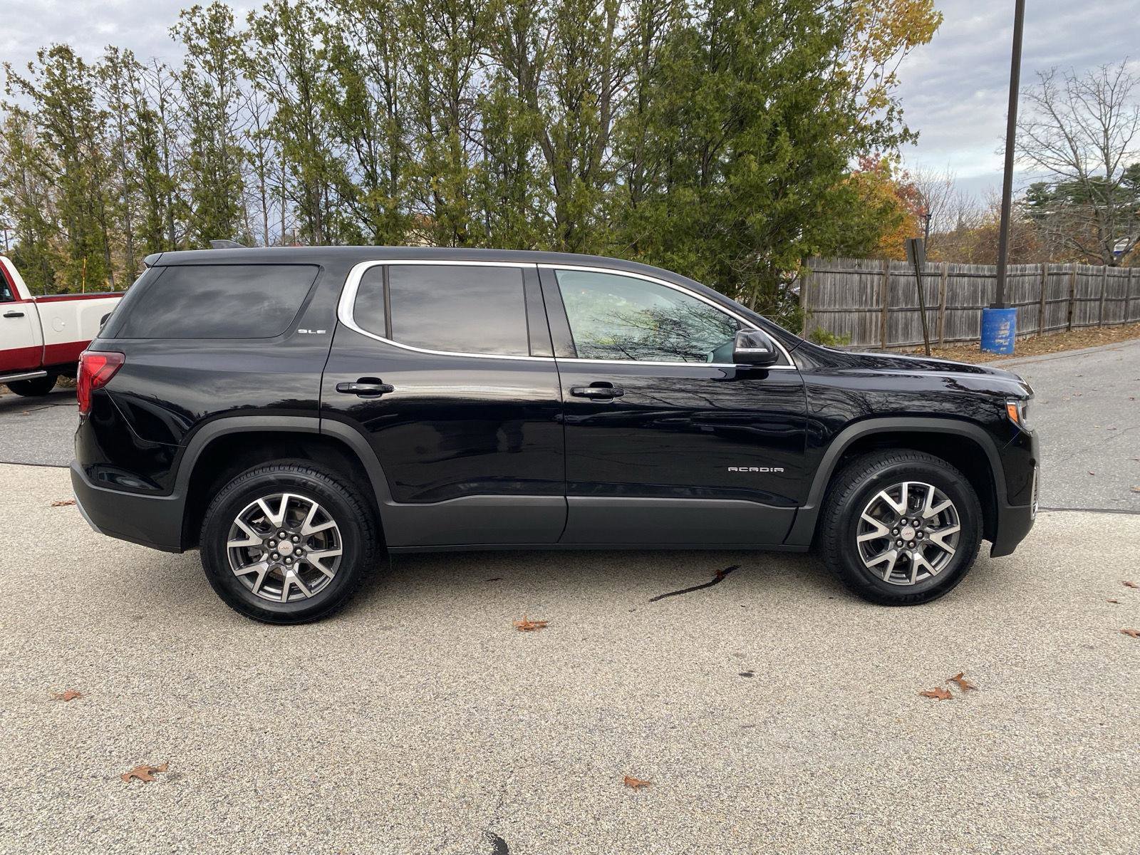 Used 2023 GMC Acadia SLE image 8