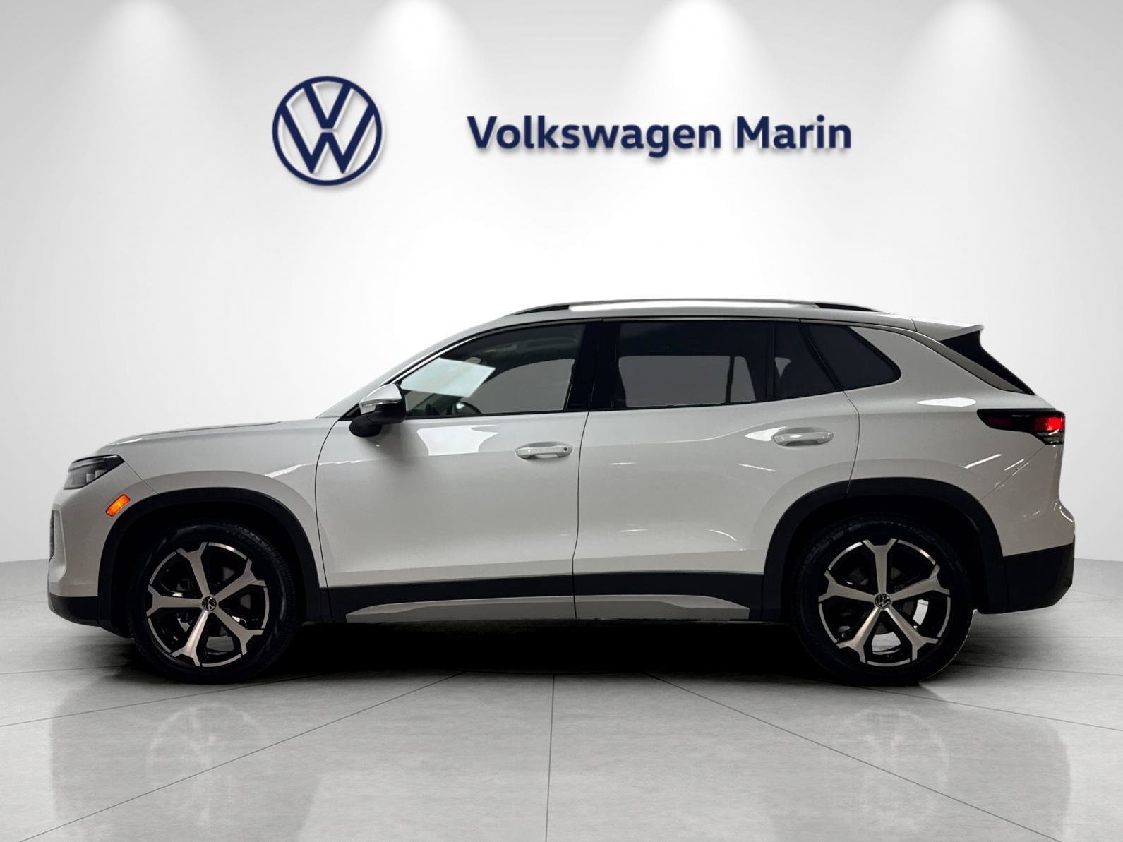 Used 2026 Volkswagen Tiguan SE w/ Panoramic Sunroof Package FWD image 2
