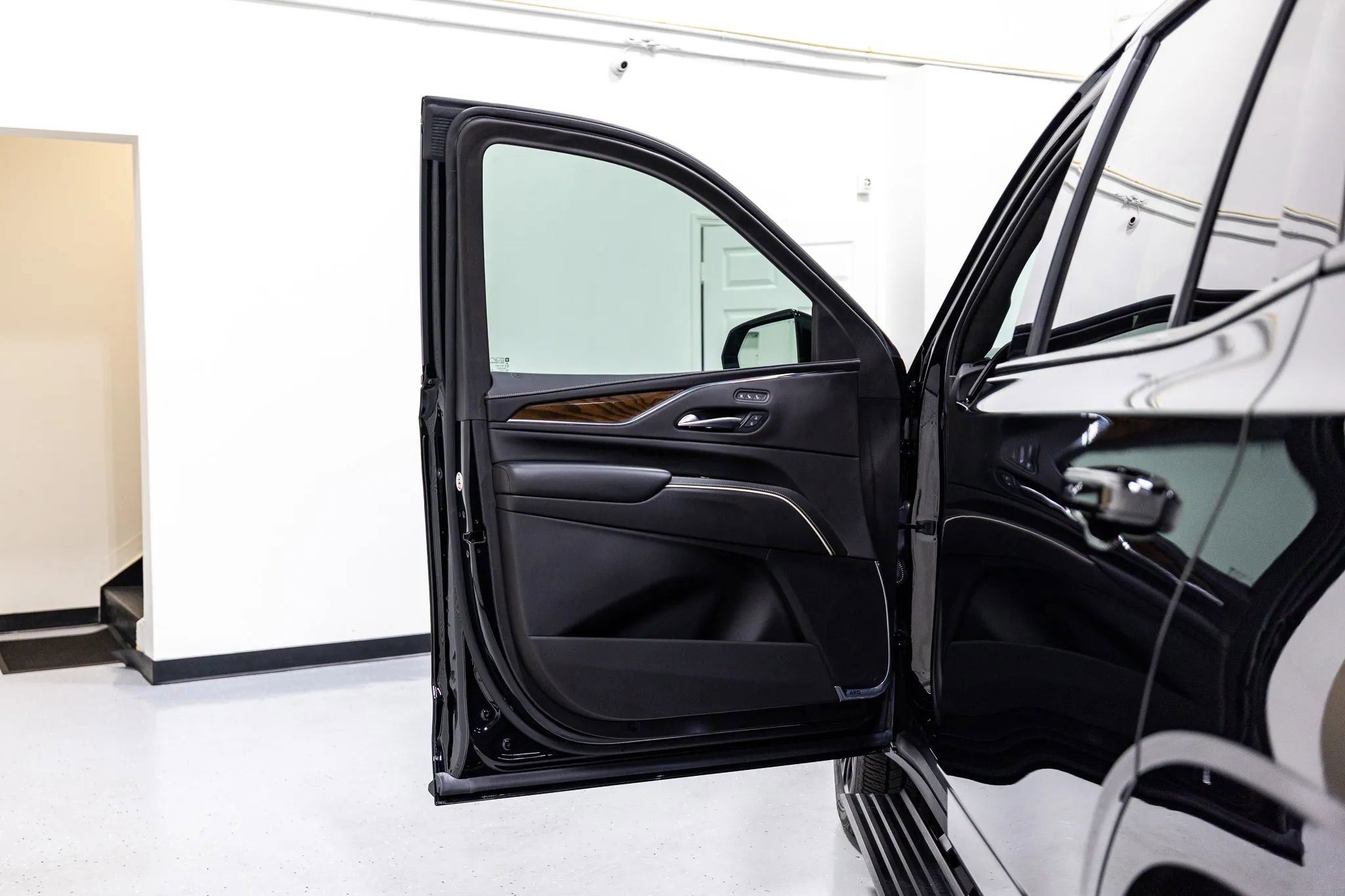 Used 2023 Cadillac Escalade Sport Platinum w/ LPO, ONYX Package AWD/4WD image 39