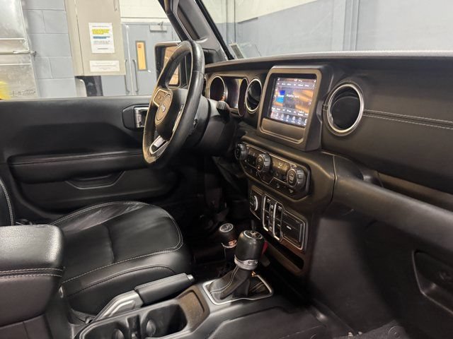 Used 2018 Jeep Wrangler Unlimited Sahara w/ Dual Top Group AWD/4WD image 27