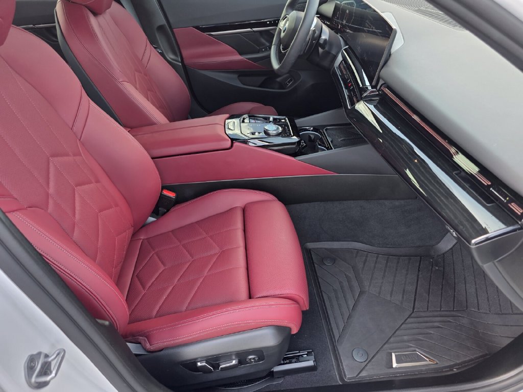 Certified 2025 BMW 530i RWD image 28